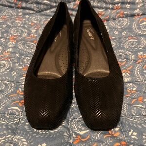 NEW Trotters Lauren Black Suede Patent Leather Women’s Wedge Heels 9.5N